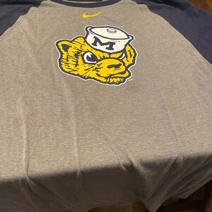 UM Nike quarter sleeves